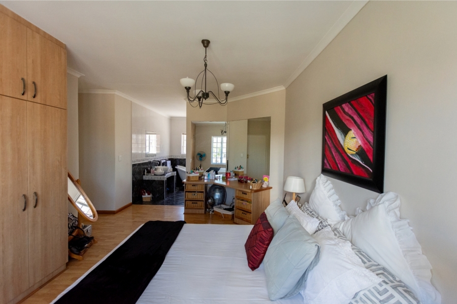 5 Bedroom Property for Sale in Middedorp Western Cape